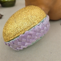 pap-paaskeaeg-metalfolie-beklaedt-gul-lysegroent-lyslilla-flettet-baand-rundt-gammel-paaskepynt